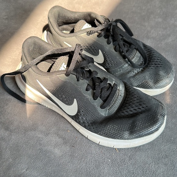 Black Nike free youth size 3 sneakers - Picture 2 of 5